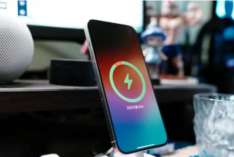 玉山苹果15换屏服务分享用什么充电器给iPhone15充电更好 